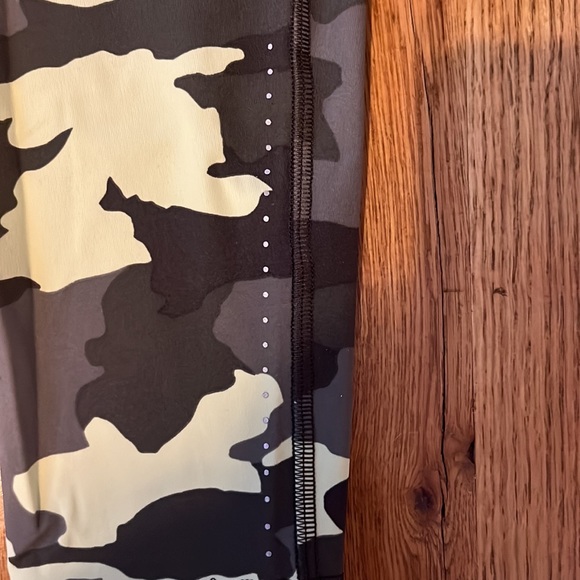 Brand new Lululemon size 6 fast and free 28” with pockets - Picture 2 of 9